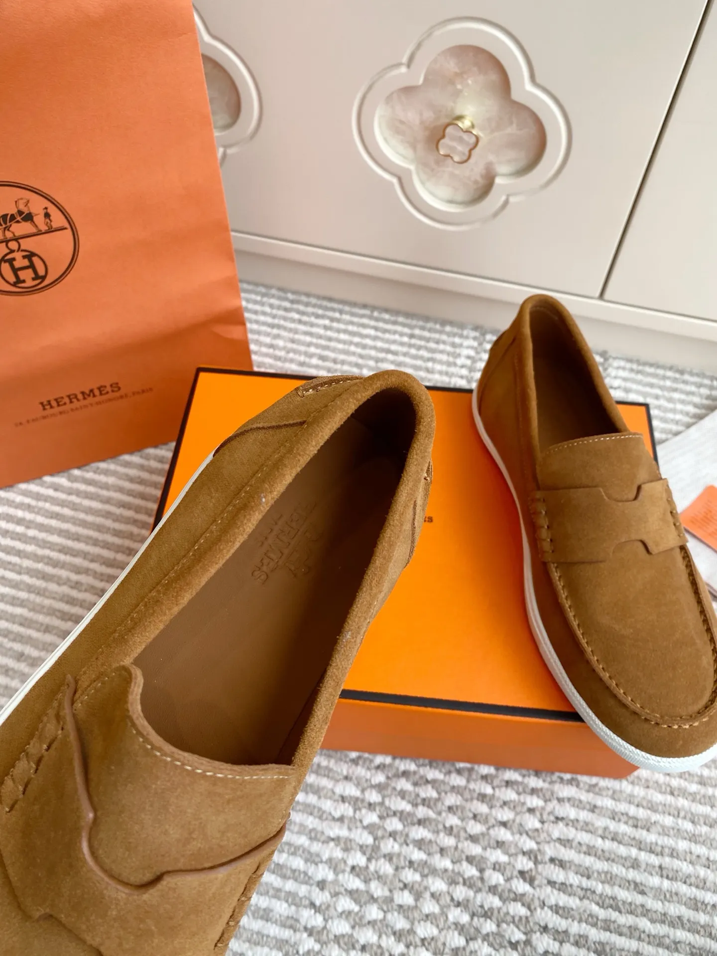 p560✨Hermes Couple Loafers｜Walking in the urban high-end, easily wearing Hermès temperament✨Who says luxury and comfort can’t have both?  This pair of H’s classic loafers really does it!  ▪️"Customized imported Yangjing fabric" is soft and delicate ▪️"Full sheepskin lining" + "soft-soled shoes" design. Your feet will be healed the moment you put them on~ It's like stepping on clouds☁️You won't feel tired after walking all day!  The iconic "H" buckle is low-key and luxurious. It is matched with a rubber outsole. It is lightweight and stylish. Whether you are commuting or shopping, you can easily achieve casual urban style🏙 Can be worn by couples. Full range of sizes, girls 35-41 | boys 39-45. Wear them together when going out. Sweet and high-end💑 Original mold opening. Details are in place. Those who understand will be attracted at a glance ️❤️ #Hermès loafers #coupleshoes #lightweight and versatile shoes